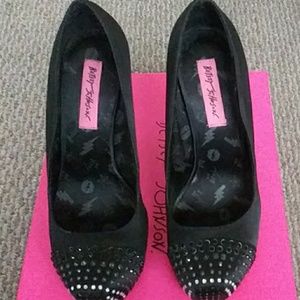 Betsey Johnson pump